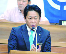 自衛隊配備問題について答弁する中山市長=20日午後、市議会