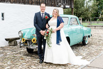 Hochzeitspaar sieht sich an, kurz vor dem küssen