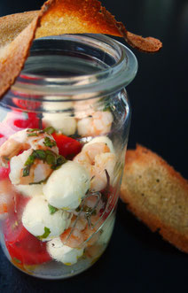 Garnelen-Caprese-Salat / Brotchips
