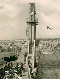Concours de plongeons depuis le nouveau plongeoir de l'ancienne piscine de Paris-Plage - années 1950
