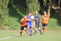 Unbändigen Kampfeswillen zeigt hier Horneburgs Isa Gülsen (l.) gegen einen Sythener Akteur. Foto: Hilgers