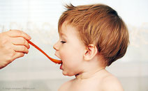 Achten Sie darauf, dass Sie nicht Ihre Mundbakterien auf Ihr Baby übertragen! (© sergei voropaev - Fotolia.com)