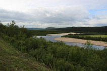 Blick auf den Grenzfluss Tenojoki.