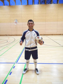 Fußball Künstler - Saki begeisterte mit seinem Aussehen und seiner Ballkunst