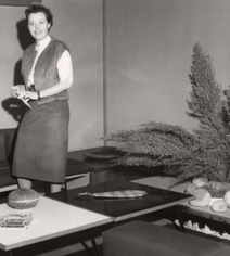 Charlotte Perriand at home in Tokyo, 1954 @AChP - zur Verfügung gestellt von Artcurial, Paris