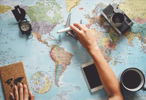 Landkarte mit Reiseutensilien