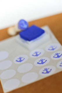 uitnodiging ontwerp met handgemaakte sluitstickers met stempel