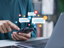Frau welche mit einem Handy durch Social Media scrollt
