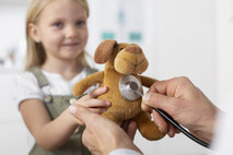 Kinderarzt Gauting mit Stethoskop am Stofftier.