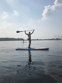 Stand Up paddling in deiner Surfschule Rerik. Komm vorbei und lerne Stand Up Paddling in deinem Stand Up Paddling Kurs an der Ostsee . Deine Surfschule Kühlungsborn wartet auf dich!