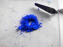 Ultramarinblau, Pigment und Spachtel