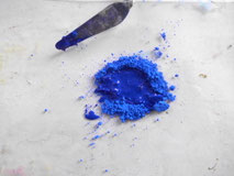 Pigment und wasser, mit spachtel. pigment ansumpfen