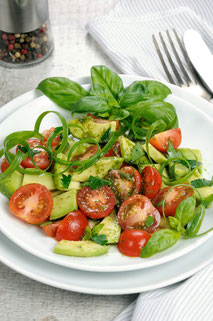Salatteller mit Avocado, Tomaten, Basilikum und Chili-Crunch-Dressing 