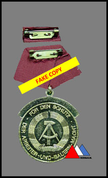 Ruckseite: Metall von schlechter Qualität.