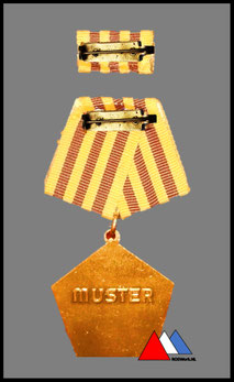 Ruckseite :  GLATT !!! Kampforden"Fur Verdienste am Volk" Band in unterschiedliche Farbtonwerten !!! diese Ausführung MUSTER 1989-1990 Bronze.