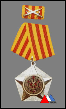 Vorderseite Kampforden"Fur Verdienste am Volk" Band in unterschiedliche Farbtonwerten !!! diese Ausführung nach 1973-1990 am Rote KRIEGS band nicht verliehen!!! Silber.