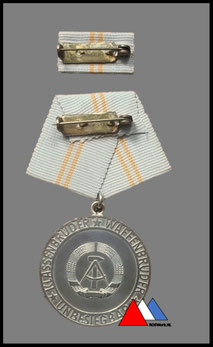 Ruckseite "Klassenbruder* Waffenbruder* Unbesiegbar"mit Staatswappen Silber bis 1985.