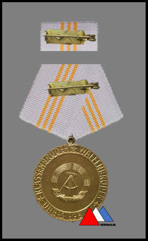 Ruckseite "Klassenbruder* Waffenbruder* Unbesiegbar"mit Staatswappen Gold bis 1985.