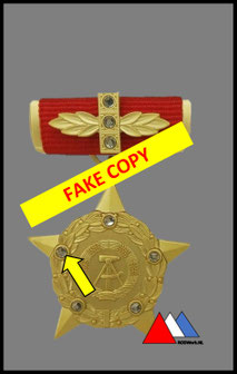 Vorderseite: "Held der DDR" Gold Schlechtes Fassung steine!!!