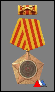 Vorderseite Kampforden"Fur Verdienste am Volk" Band in unterschiedliche Farbtonwerten !!! diese Ausführung nach 1973-1990 am Rote KRIEGS band nicht verliehen!!! Bronze.