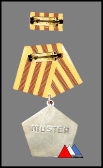 Ruckseite :  GLATT !!! Kampforden"Fur Verdienste am Volk" Band in unterschiedliche Farbtonwerten !!! diese Ausführung MUSTER 1989-1990 Silber.