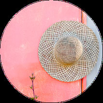 Strohhüte, Schirmtücher und Kopfbedeckungen, Foto Manu Juneman für den Sommer von Silvia Bundschuh Hutdesign, handgemacht in Hamburg