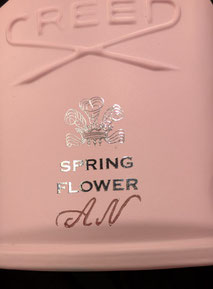 Creed Springflower Flakon mit gravierten Initialen A und N – Kundenaktivierung durch Live-Gravur als Handwerkserlebnis, Schrift & Kunst by Sigrid Bengel