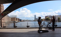 Zwei Musiker spielen auf der Oberbaumbrücke. Blick in Richtung Treptow. Foto: Helga Karl