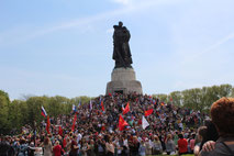 Der Hügel mit der Statue des Soldaten der Roten Armee mit Kind aus dem Arm ist voll mit Menschen. Sowj. Ehrenmal Berlin Treptower Park. Foto: Helga Karl 9.Mai 2015