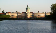 Schloss Charlottenburg, Blick vom Wasser des Schlossparks. Foto: Helga Karl