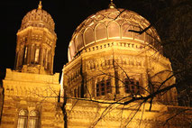 Berlin-Mitte: Erleuchtete Kuppel der Jüdischen Synagoge bei Nacht. Foto: Helga Karl