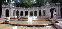 Brunnenanlage Märchenbrunnen mit Kaskaden und Fontainen.  Foto: Helga Karl