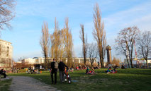 Kleine Parkfläche im Szene-Kiez beim Ostkreuz, Menschen sitzen auf Decken April 2015. Foto: Helga Karl