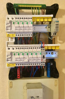 Rénovation d'un tableau électrique à Albertville par Arnaud, électricien. Séquence 3 : Après, ajout de 2 interrupteurs différentiels, de disjoncteurs bi pôles. Matériel Schneider Electric