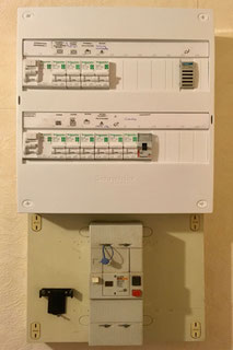 Rénovation d'un tableau électrique à Albertville par Arnaud, électricien. Séquence 4 : Le nouveau tableau terminé, refermé pour votre sécurité et les circuits sont identifiés