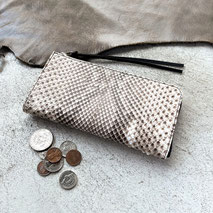 革工房 本革工房 革製品 革小物 革雑貨 革財布 牛革 ランドセルリメイク 修理 注文 レザー パイソンレザー レザークラフト ハンドメイド オーダーメイド お財布ショルダー スマホショルダー 手作り鞄 バッグ 長財布 コインケース カードケース ショルダー ストラップ 名刺入れ 岐阜 美濃 フェードイン fadein 近くの 専門店 革製品専門店 本革製品 販売 通販 小物 お札を折らない お札曲がらない 二つ折り 三つ折り 大容量 本革 L字ファスナー メンズ レディース おすすめ ふるさと納税