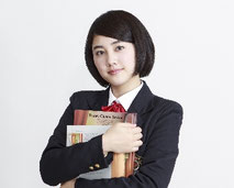 テキストを抱える女子中学生