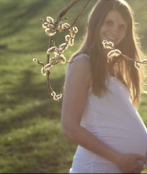 Schwangere Frau Yoga Schwangerschaft Schwangere Babybauch  Mutterglück Verbundenheit  Natur Grün Sonnenschein gemütliche Atmosphäre Kind im Mutterleib Schwangerschaftsgymnastik Sport in der Schwangerschaft  Geburt