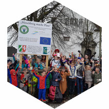 Kostümierte Kinder vor dem Baustellenschild "Hirschberg macht Platz"