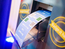 SelfPrint-Kioske stehen beim Eingang einer Veranstaltung