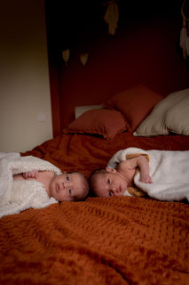 Séance photo bébé à domicile, Mathilde photographe à Vallet, à Argentan et à Nantes. Portrait de famille à Cholet et à Ancenis.
