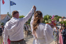 Sortie de mairie part Mathilde photographe de mariage à Ancenis et Nantes.
