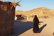 Eine Frau in der Wüste von Ägypten