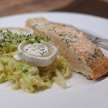 Kerstins Keto, Spitzkohlpfanne mit Ziegenkäse und Lachs aus dem Backofen