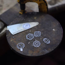 Handgefertigte Chakra Anhänger in Silber