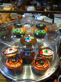 ニューヨークのベーカリーの店頭にはハロウィーンのカップケーキ