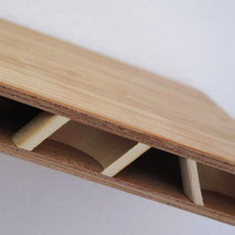 Leichte Holzplatte mit Bambussegmenten.