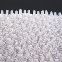 Textil mit dünnen Schläuchen.