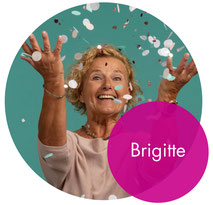 Patientin Brigitte posiert lachend vor türkisfarbenen Hintergrund