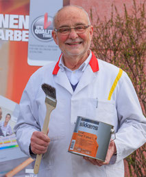 Malermeister Hans-Hermann Lipp mit Malerpinsel